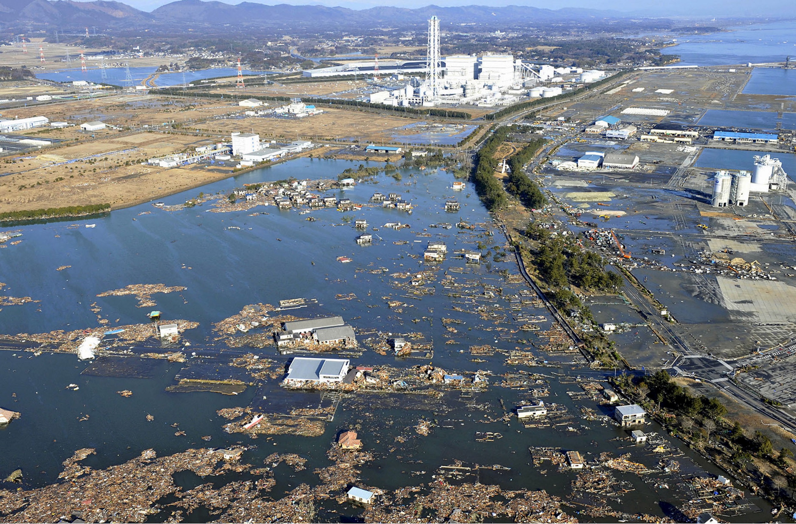 Аэс фукусима последствия. АЭС Фукусима ЦУНАМИ. Япония 2011 АЭС. ЦУНАМИ В Японии 2011 АЭС. ЦУНАМИ В Японии 2011 Фукусима.